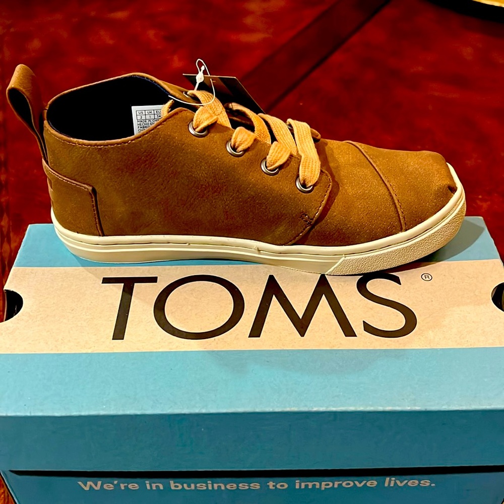 New BOYS TOMS Youth size 2